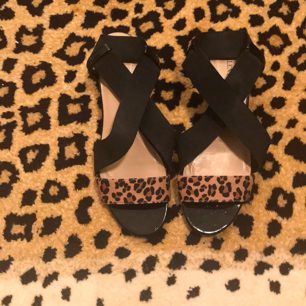 Ellen Tracy leopard/black patent strappy sandal